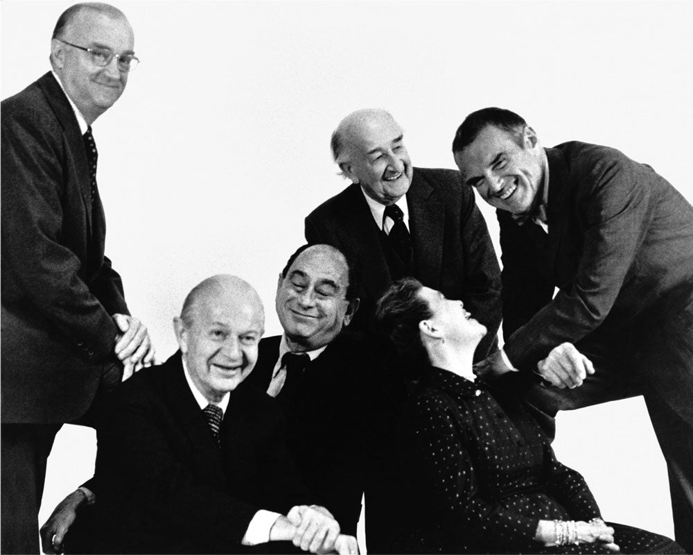 Schwarz-Weiß-Foto des Gründers von Herman Miller, D.J. De Pree, mit dem Designdirektor George Nelson und den von ihm eingestellten Designern: Robert Propst, Alexander Girard und Ray und Charles Eames.