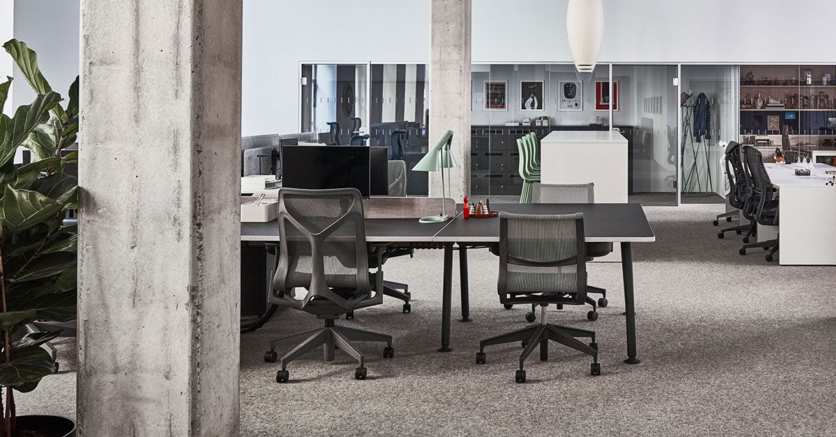 Im Pariser Showroom mit den Bürostühlen Cosm, Setu und Embody von Herman Miller in verschiedenen Konfigurationen mit Schreibtischen