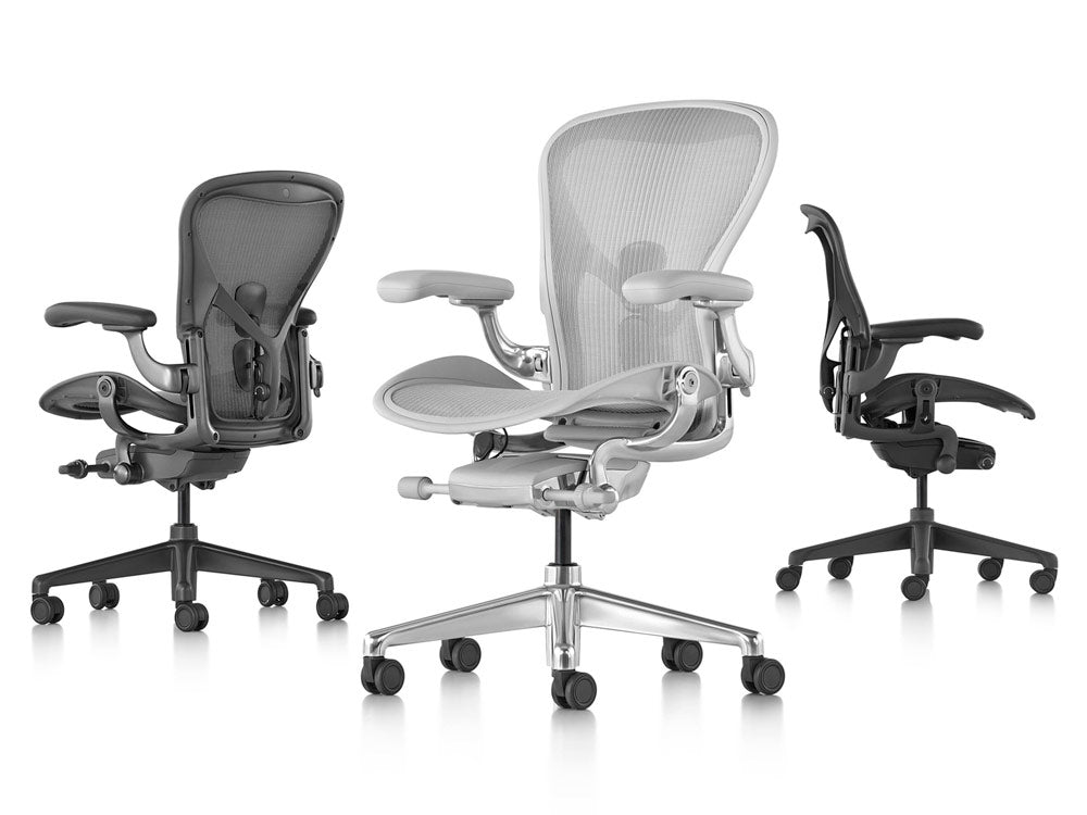 Herman Miller Aeron mit Graphit, Mineralweiß und Onyxschwarz, jeweils in einem anderen Winkel