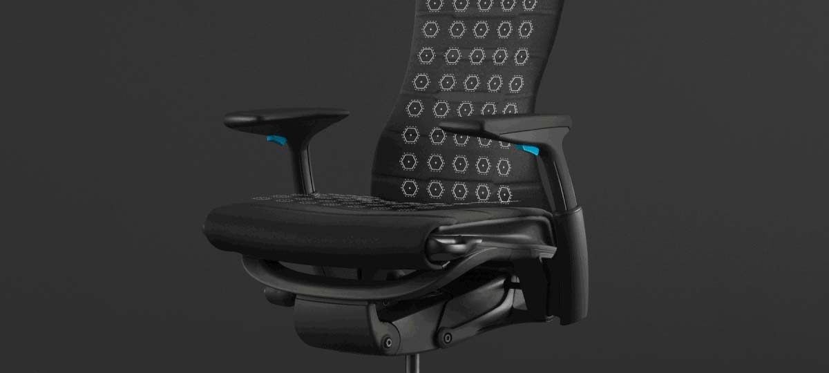 Vorderansicht eines schwarz-blauen Embody Gaming-Stuhls von Herman Miller, überlagert von weißen Grafiken, die den Sitz und die Rückenlehne hervorheben.