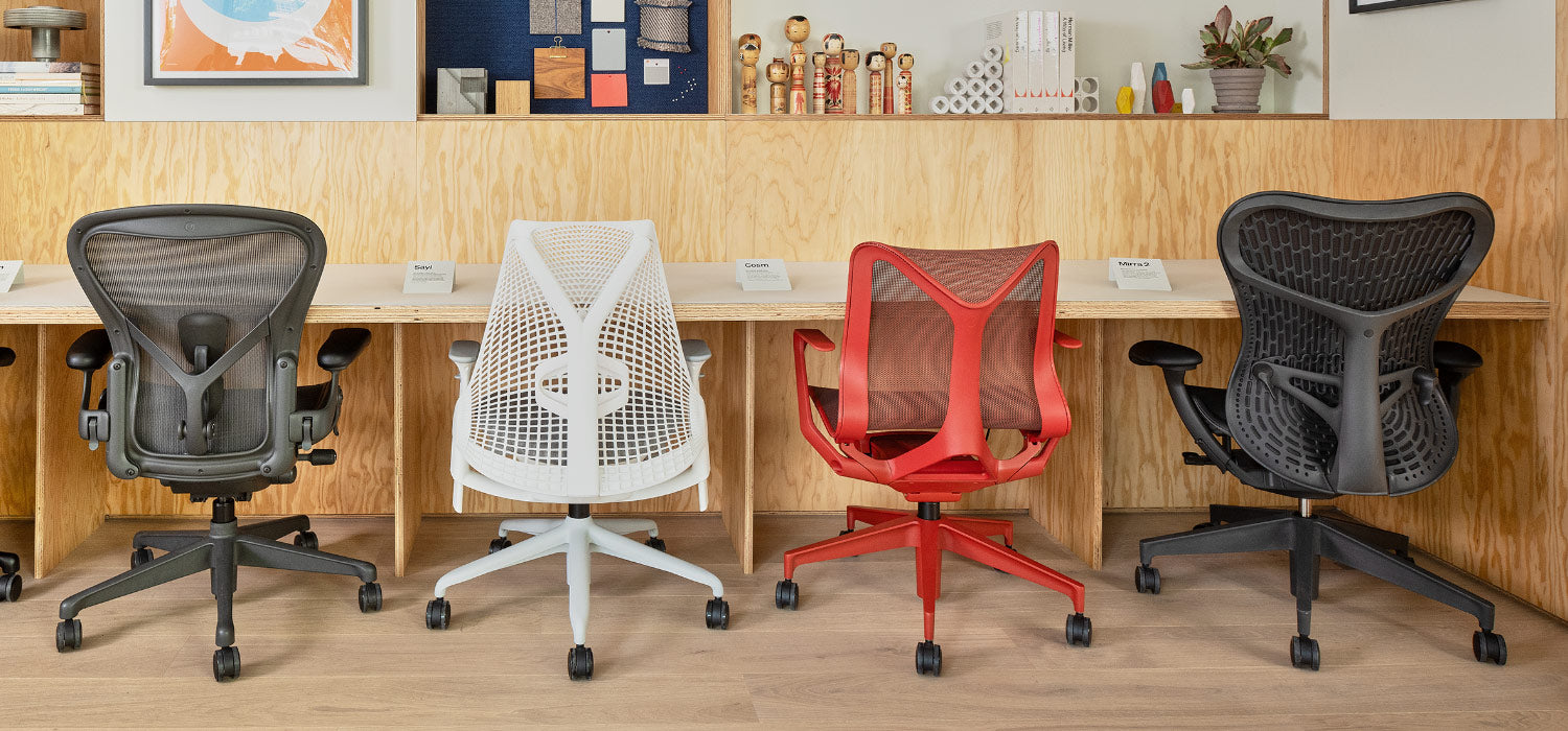 Rückansicht von Home-Office-Stühlen, darunter Aeron in Graphit, Sayl in Weiß, Cosm mit niedriger Rückenlehne in Canyonrot und Mirra 2 in Graphit