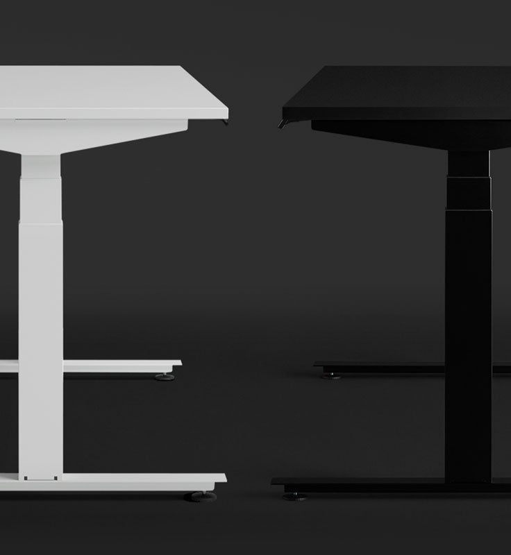 Ein weißer und ein schwarzer Nevi Gaming-Schreibtisch von Herman Miller werden nebeneinander gezeigt, um die verschiedenen Farb- und Oberflächenoptionen hervorzuheben.