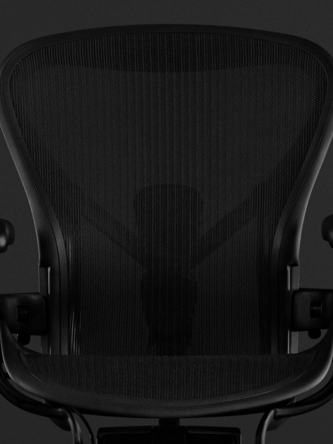 Ansicht der Vorderseite eines schwarzen Aeron-Gaming-Stuhls von Herman Miller, der das Material 8Z Pillicle zeigt.