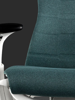 Nahaufnahme eines blau-weißen Embody Gaming-Stuhls von Herman Miller, die die Stoffstruktur und -verarbeitung zeigt.