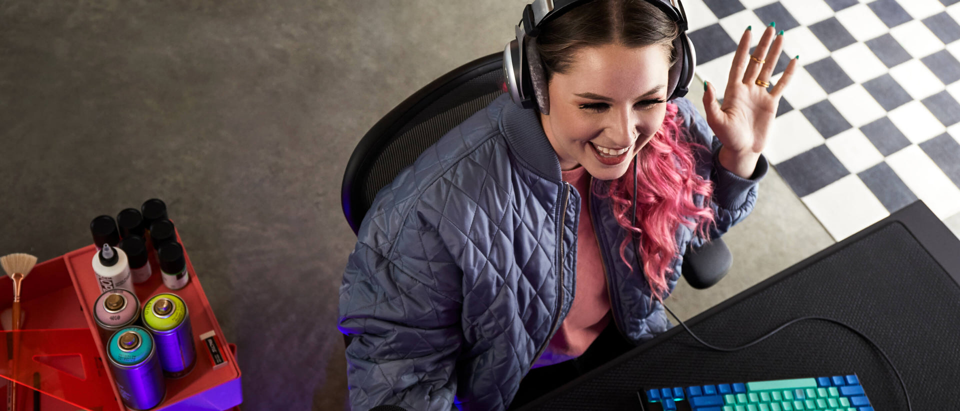 Draufsicht auf Electra, die lächelnd Computerspiele spielt