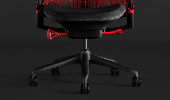 Vorderansicht eines rot-schwarzen Sayl-Gaming-Stuhls von Herman Miller mit schwarzem Gestell und Fußkreuz.