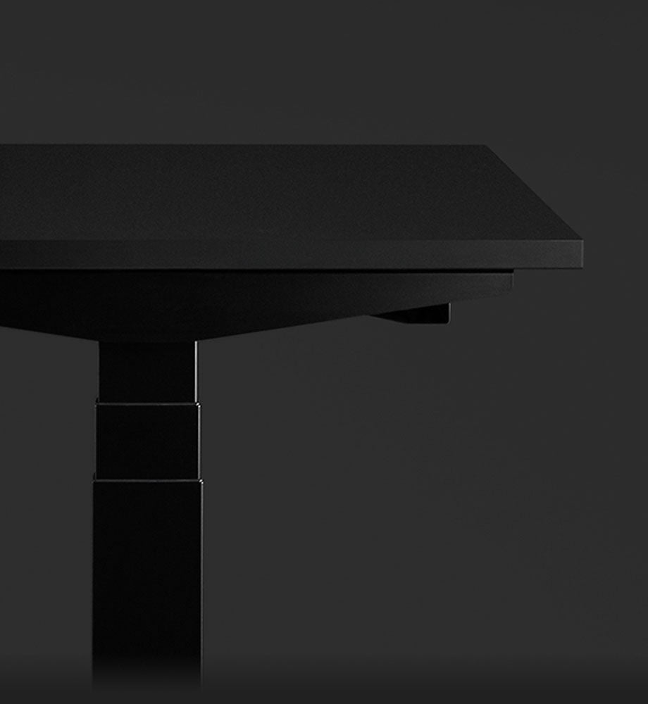 Seitenansicht eines schwarzen Nevi-Gaming-Schreibtischs von Herman Miller in Nahaufnahme, die das Kabelmanagement hervorhebt.