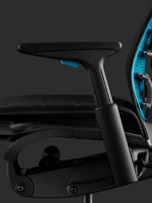 Seitenansicht eines blau-schwarzen Embody Gaming-Stuhls von Herman Miller.