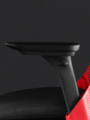 Seitenansicht eines rot-schwarzen Sayl-Gaming-Stuhls von Herman Miller, mit verstellbaren Armlehnen.