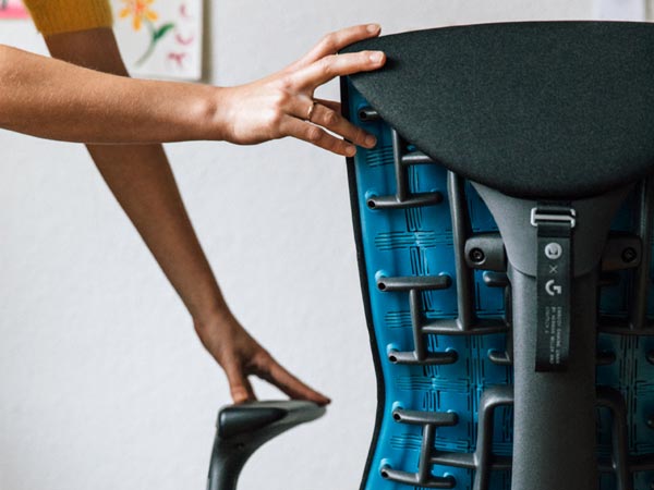 Nahaufnahme von hinten des Embody Gaming-Stuhls mit cyanblauer Rückenlehne, die die Struktur der Rückenlehne zeigt