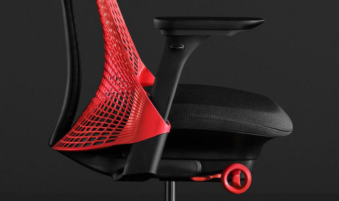 Seitenansicht eines rot-schwarzen Sayl Gaming-Stuhls von Herman Miller, mit dem konturierten Sitzpolster in Nahaufnahme.