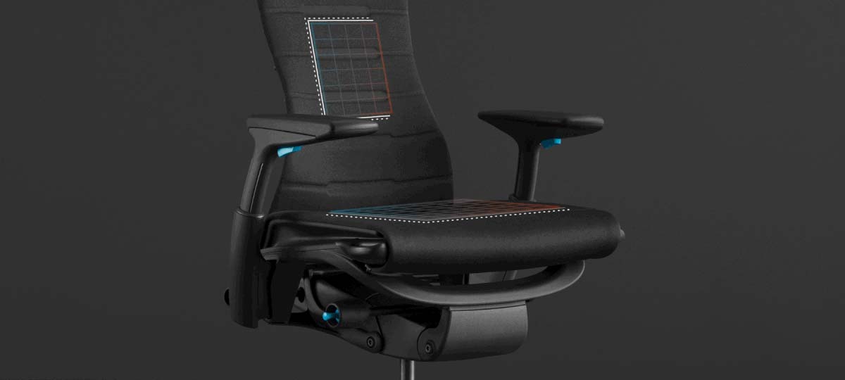 Schriftansicht eines schwarzen und blauen Embody Gaming-Stuhls von Herman Miller, überlagert mit weißen Grafiken, die den Sitz und die Rückenlehne hervorheben.