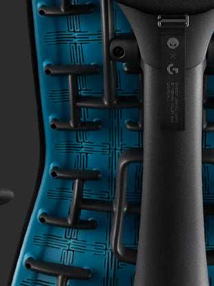 Nahaufnahme der Rückseite eines blauen und schwarzen Embody Gaming-Stuhls von Herman Miller.