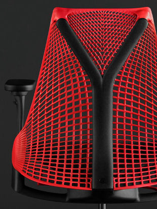 Rückansicht eines rot-schwarzen Sayl Gaming-Stuhls von Herman Miller mit der Y-förmigen Rückenlehne.