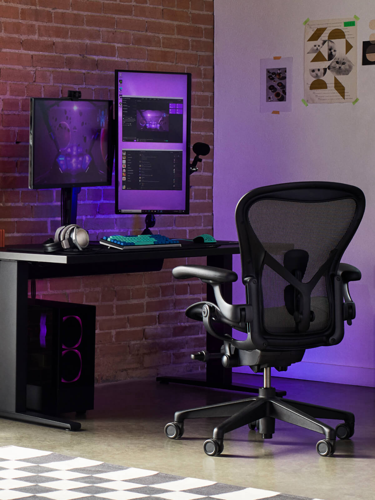 Electras Gaming-Setup: Aeron-Gaming-Stuhl in Onyx Black und Nevi-Gaming-Tisch in Schwarz