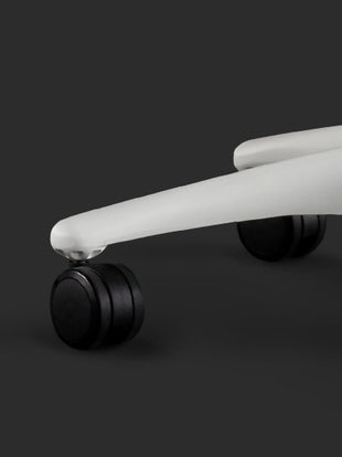 Nahaufnahme eines weißen Embody-Gaming-Stuhls von Herman Miller mit den schwarzen Rollen.