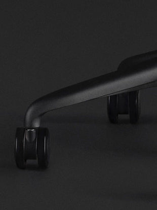 Nahaufnahme eines schwarzen Sayl-Gaming-Stuhls von Herman Miller, mit den schwarzen Rollen.