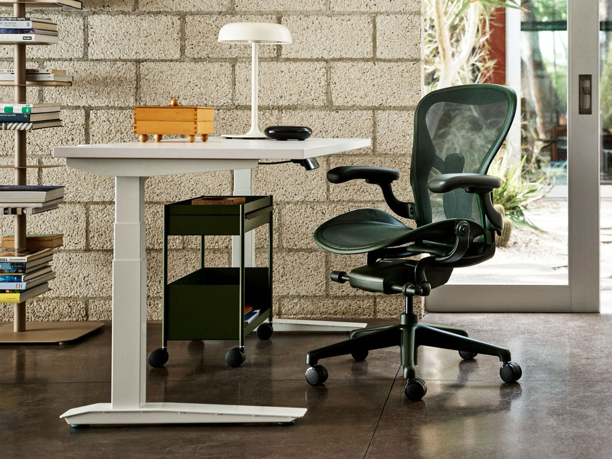 Ein Aeron-Bürostuhl von Herman Miller als Teil einer hellen Home-Office-Einrichtung.