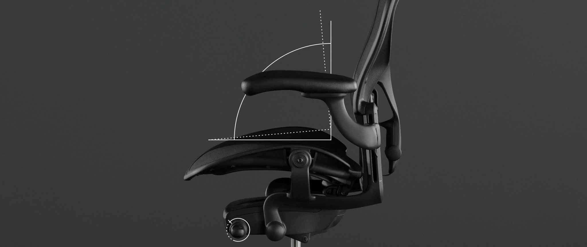 Seitenansicht eines schwarzen Aeron-Gaming-Stuhls von Herman Miller, überlagert mit weißen Grafiken, die den vorderen Sitzwinkel hervorheben.