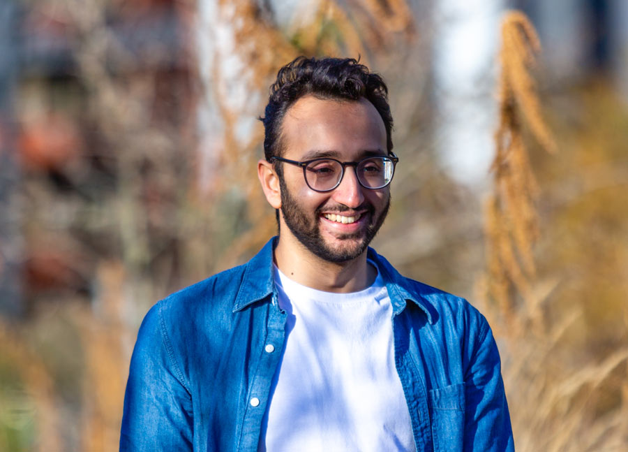 Fröhliches Foto von Ali Abdaal im Freien