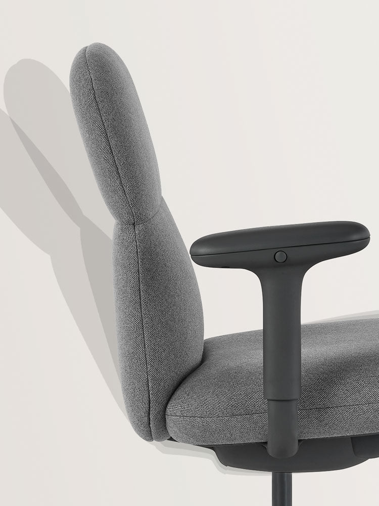 Seitenansicht eines grauen Asari-Bürostuhls von Herman Miller, der die selbsteinstellende Neigungsmechanik zeigt.