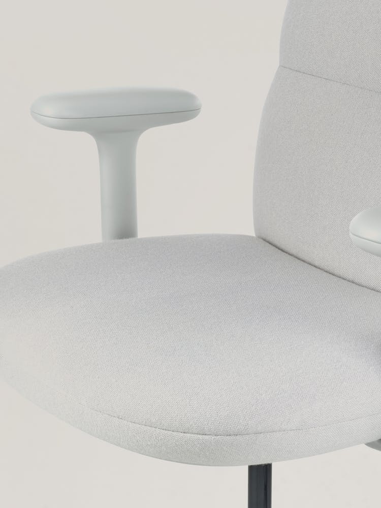 Nahaufnahme eines grauen Asari-Bürostuhls von Herman Miller, die den konturierten Sitz zeigt.