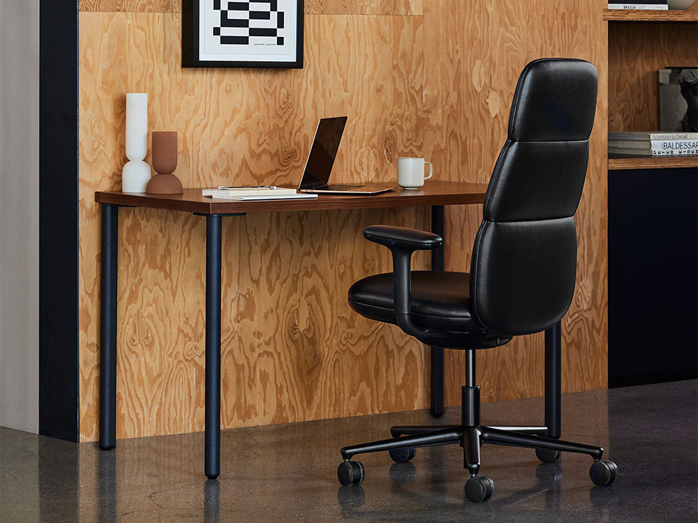 Ein schwarzer Asari-Bürostuhl steht vor einem schwarzen OE1-Schreibtisch aus Walnussholz in einem Innenraum mit einer Einrichtung im Mid-Century-Modern-Stil.
