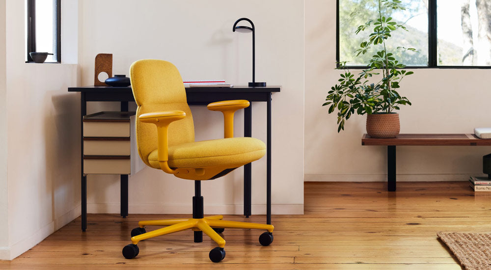 Ein gelber Asari-Bürostuhl von Herman Miller, bezogen mit Clarion Luce-Stoff von Maharam - mit einem Mode-Schreibtisch und einer Marselis-Lampe.