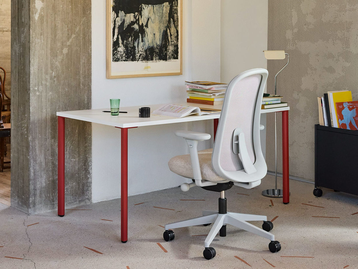 Ein helles Home-Office mit einem ergonomischen Herman Miller Lino-Stuhl und einem OE1-Schreibtisch.