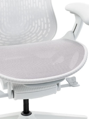Nahaufnahme eines weißen Mirra 2-Bürostuhls von Herman Miller, die den atmungsaktiven gefederten Sitz zeigt.