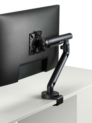 Seitenansicht eines weißen Flo-Monitorarms von CBS, der den großen Bewegungsspielraum zeigt.