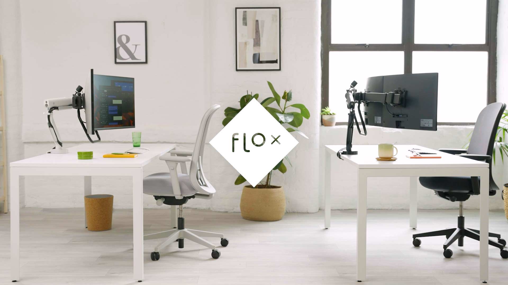Ein Video, das zeigt, wie ein Flo X-Monitorarm zum Halten von Einzel-, Doppel- und Dreifachbildschirmen in einer Büroumgebung verwendet wird.