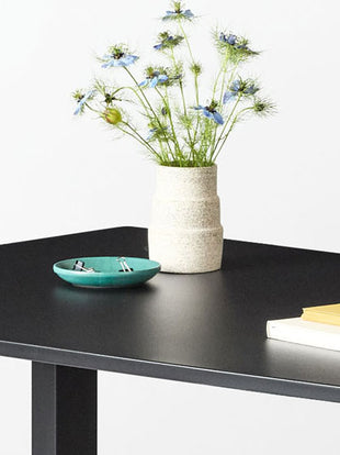 Nahaufnahme eines Jarvis Stehpults von Herman Miller aus Laminat, die die Struktur und die Oberfläche der Arbeitsplatte zeigt.
