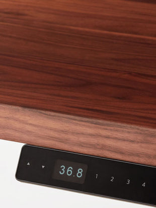 Seitenansicht eines Jarvis Stehpults von Herman Miller aus Hartholz, die die Textur und das Finish der Arbeitsplatte zeigt.