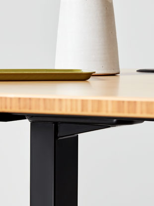 Seitliche Nahaufnahme eines Jarvis Stehpults aus Bambus von Herman Miller, die die Textur und die Oberfläche der Arbeitsplatte zeigt.