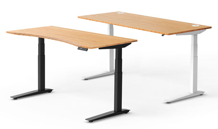 Zwei Jarvis Stehpulte von Herman Miller, eines mit schwarzen Beinen und einer konturierten Arbeitsplatte und eines mit weißen Beinen und einer rechteckigen Arbeitsplatte.