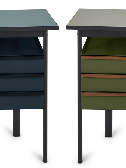 Vorderansicht von zwei Mode-Schreibtischen von Herman Miller in Blau und Grün, die die Farbpalette verdeutlichen.