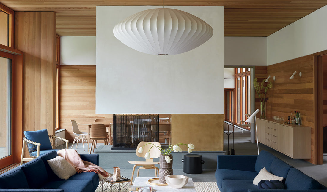 Ein helles Wohnzimmer im Mid-Century-Modern-Stil mit einem großen George Nelson Bubble Pendant Lampenschirm.
