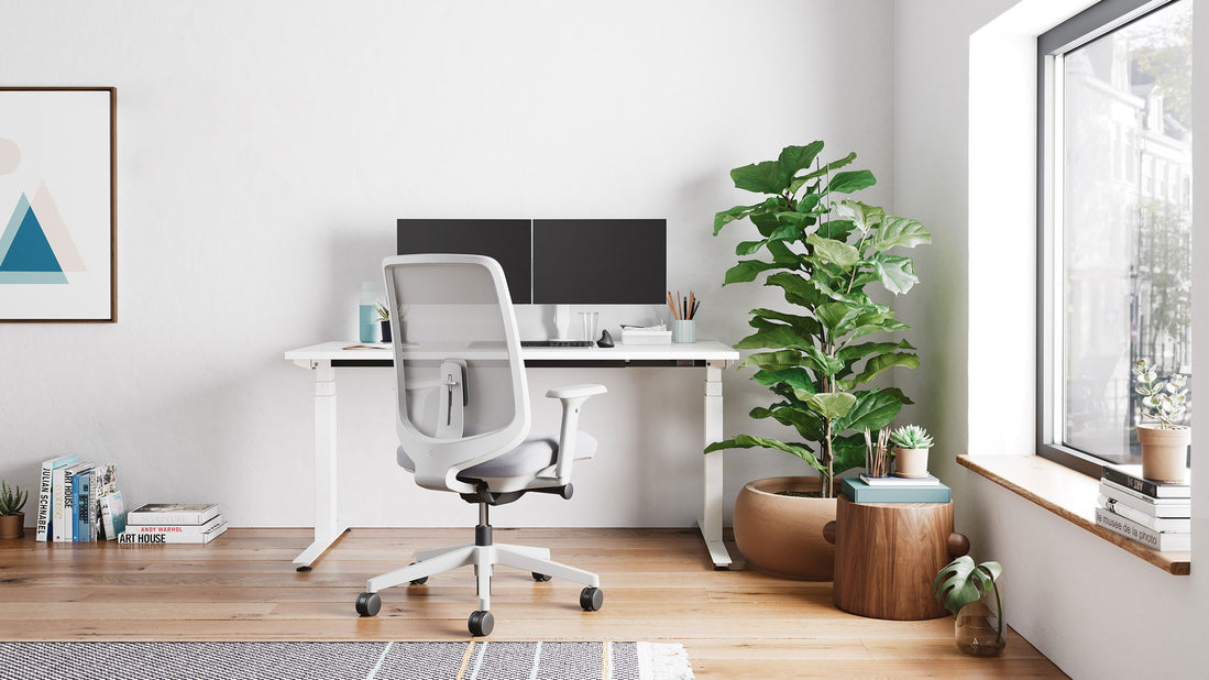 Ein weißer Nevi Sit-Stand-Schreibtisch von Herman Miller als Teil eines hellen Heimbüros.