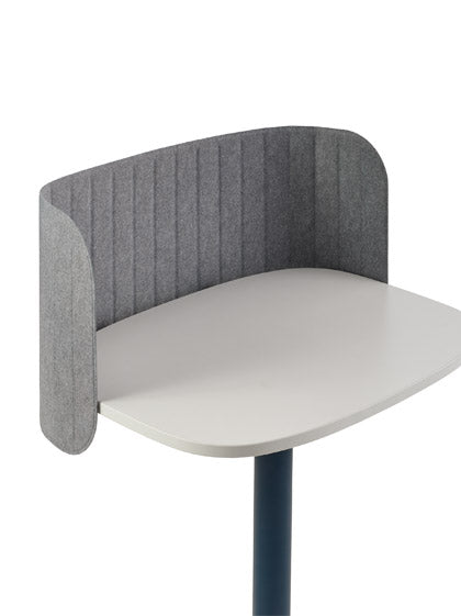 Nahaufnahme eines grauen Sichtschutzes, der um einen weiß-blauen Passport-Tisch von Herman Miller gewickelt ist.
