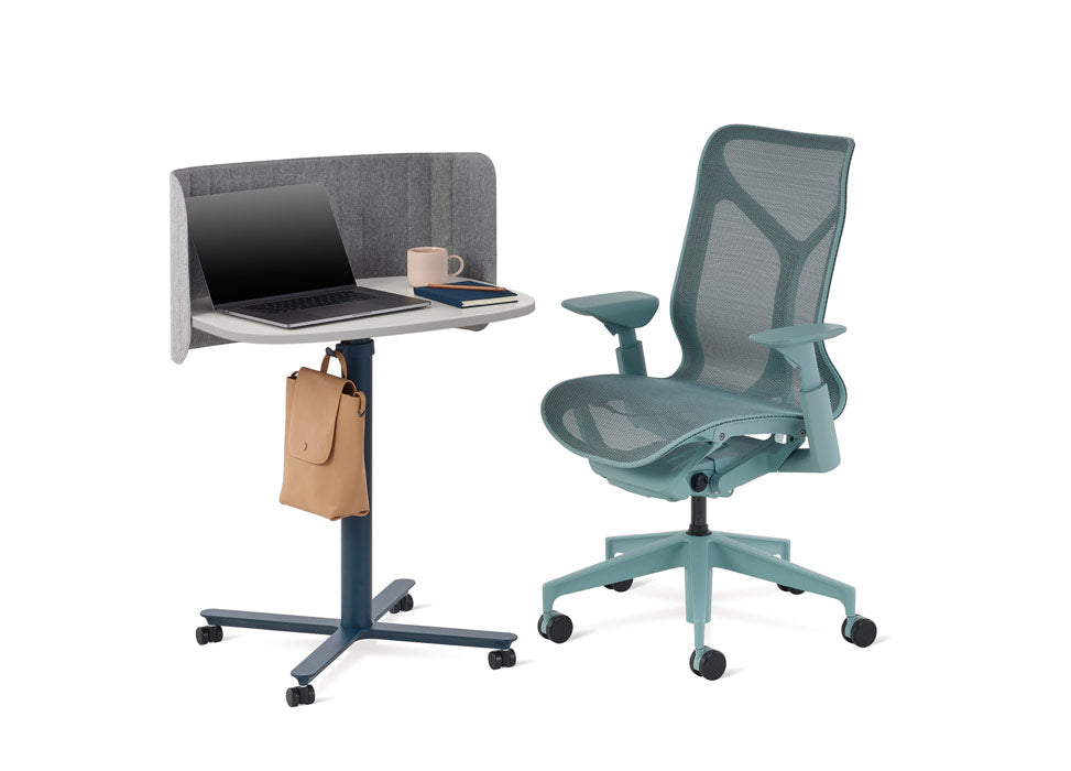 Ein blauer Cosm-Bürostuhl von Herman Miller neben einem blauen und weißen Passport-Tisch von Herman Miller.