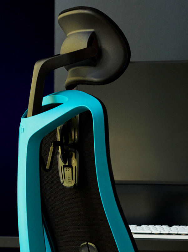Nahaufnahme eines blau-schwarzen Vantum Gaming-Stuhls von Herman Miller, die den Rahmen des Stuhls zeigt.