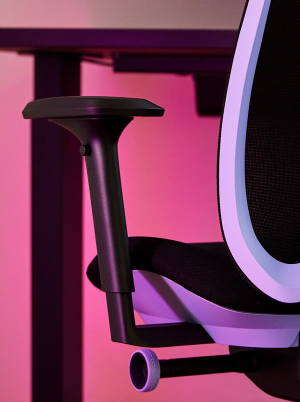 Nahaufnahme eines violett-schwarzen Vantum-Gaming-Stuhls von Herman Miller, mit Blick auf die Armlehne.