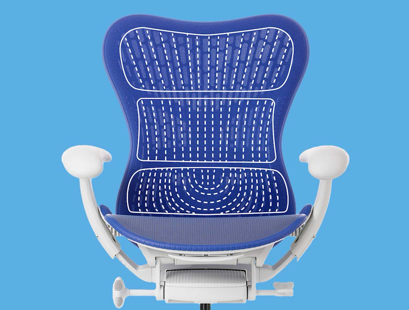 Ein Video eines blau-weißen Mirra 2-Bürostuhls von Herman Miller, von vorne gesehen mit weißer Grafik, die die ergonomische Rückenlehne hervorhebt.