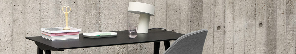 Hay Copenhague 90 Schreibtisch in Schwarz mit Hay Slant Tischleuchte in Weiß