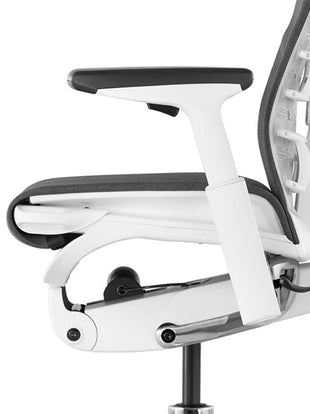 Nahaufnahme eines weiß-grauen Embody-Bürostuhls von Herman Miller, die die Neigungsverstellung zeigt.
