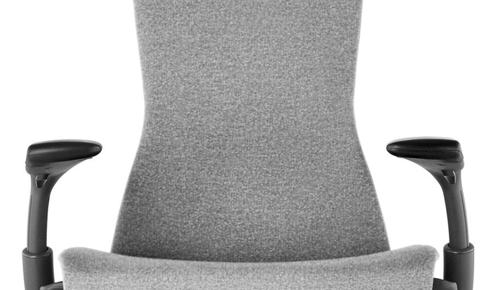 Nahaufnahme eines schwarz-grauen Embody-Bürostuhls von Herman Miller, auf der die Rückseite der Rückenlehne zu sehen ist.
