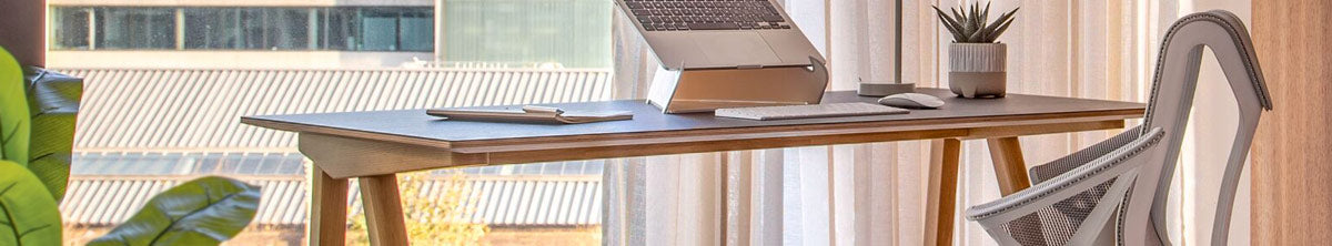 Homeoffice mit Schreibtisch Copenhague 90 mit fester Höhe, Bürostuhl Cosm mit niedriger Rückenlehne und Laptopständer Oripura