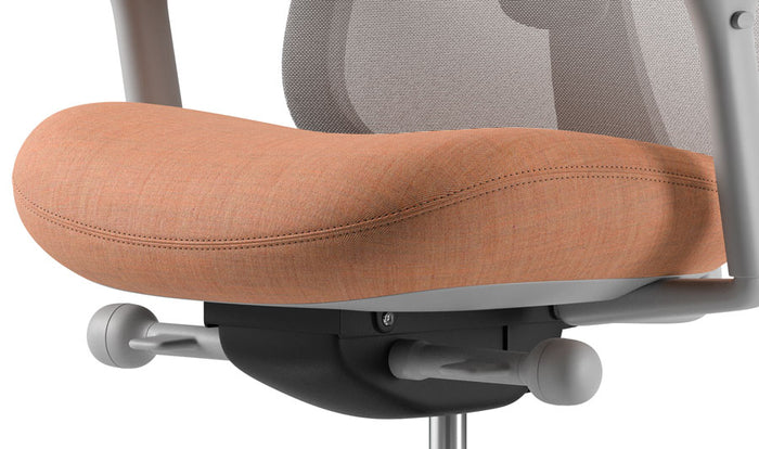 Nahaufnahme eines grauen und rosafarbenen Lino-Bürostuhls von Herman Miller, die den konturierten Sitz zeigt.