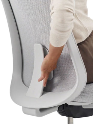 Rückansicht eines Lino-Bürostuhls von Herman Miller mit der verstellbaren Rückenlehne.